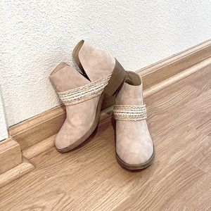 Cream/Beige Boots size 8.5 Average/Wide